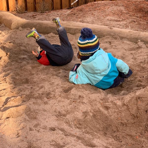 Krippenkinder im Sand